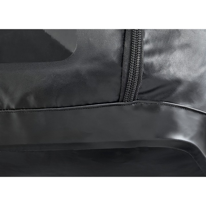 Sac Petzl DUFFEL 85 L noir – Gros plan sur le fond et les coutures du sac