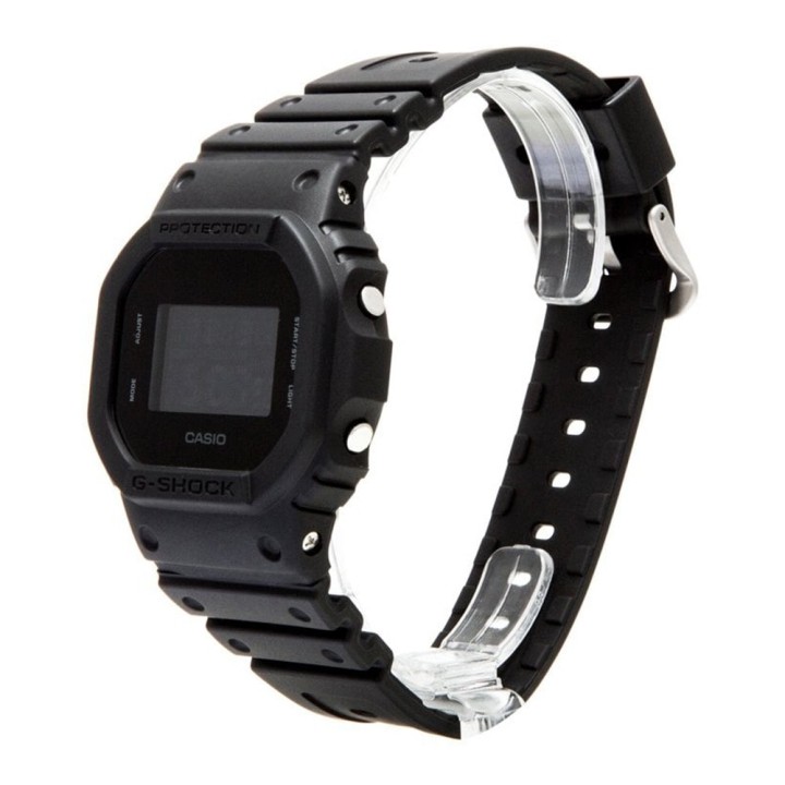Montre Casio G-SHOCK DW-5600UBB-1 noire – Vue de trois quarts avec bracelet résine