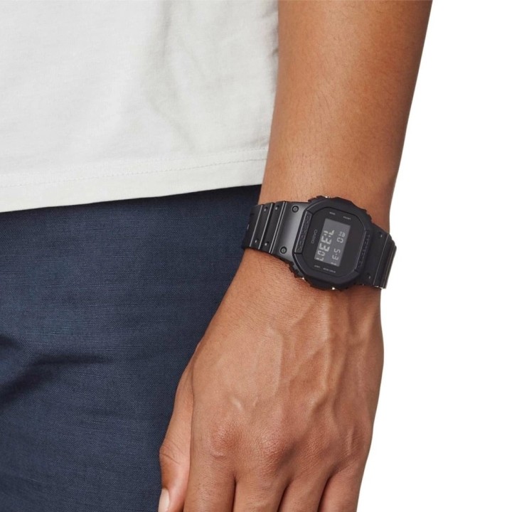 Montre Casio G-SHOCK DW-5600UBB-1 noire – Montre digitale portée au poignet