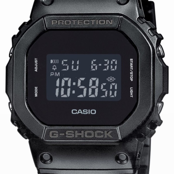 Montre Casio G-SHOCK DW-5600UBB-1 noire – Gros plan du cadran carré et de l'écran digital