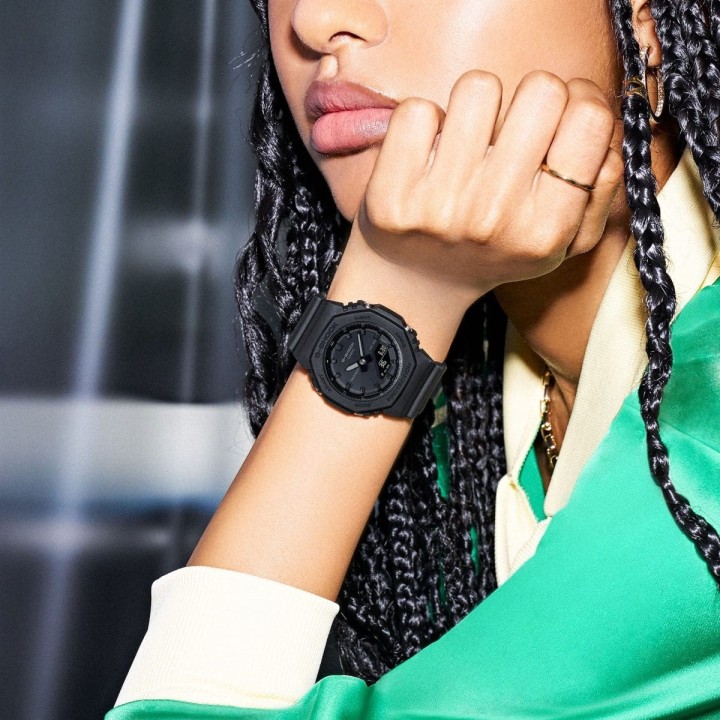 Montre Casio G-SHOCK GMA-P2100BB-1A noire – Modèle compact porté au poignet