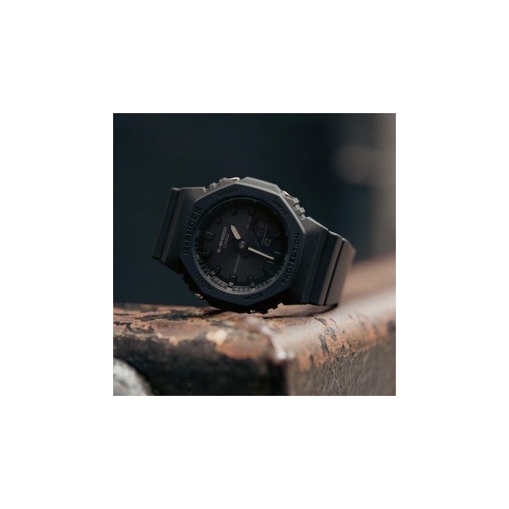 Montre Casio G-SHOCK GMA-P2100BB-1A noire – Boîtier octogonal et bracelet sur fond en bois