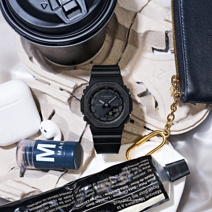 Montre compacte Casio G-SHOCK GMA-P2100BB-1A noire – Présentation avec vêtements et accessoires
