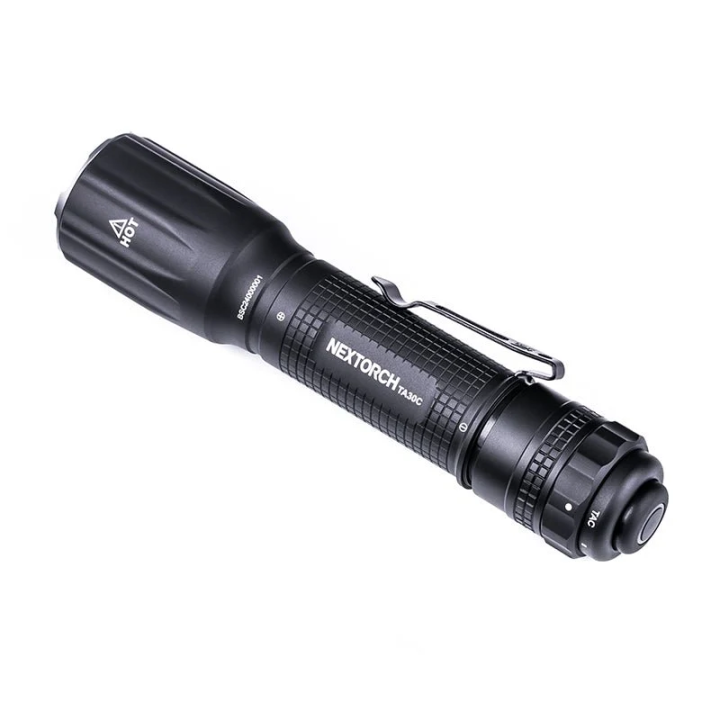 Lampe tactique rechargeable NEXTORCH TA30C – vue de trois quarts