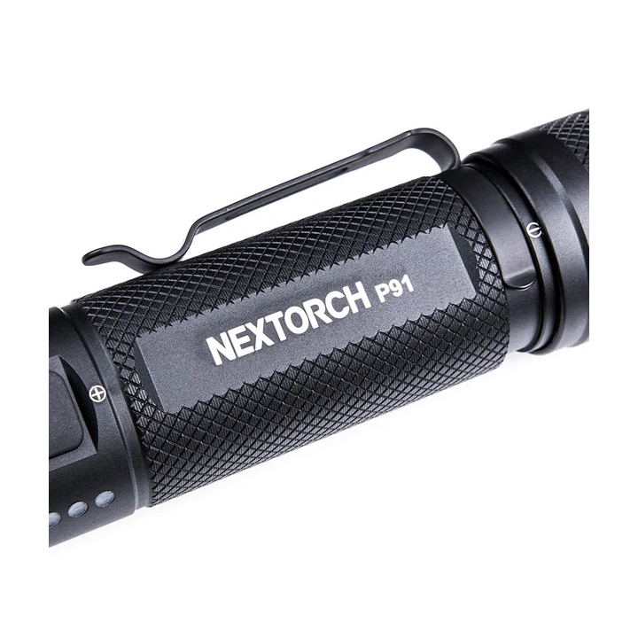 Clip et corps texturé de la lampe NEXTORCH P91 – détail